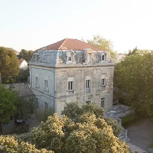 Logis - Restaurant Les Cedres Hotel Villeneuve-les-Avignon